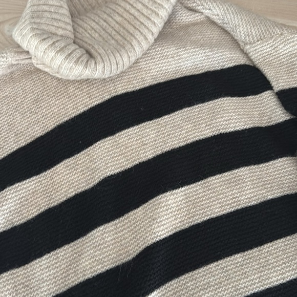 Tahari sweater - Picture 1 of 4